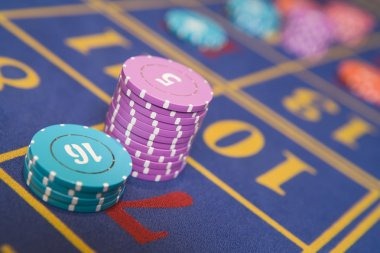 Live blackjack and roulette studio view on doyokjp